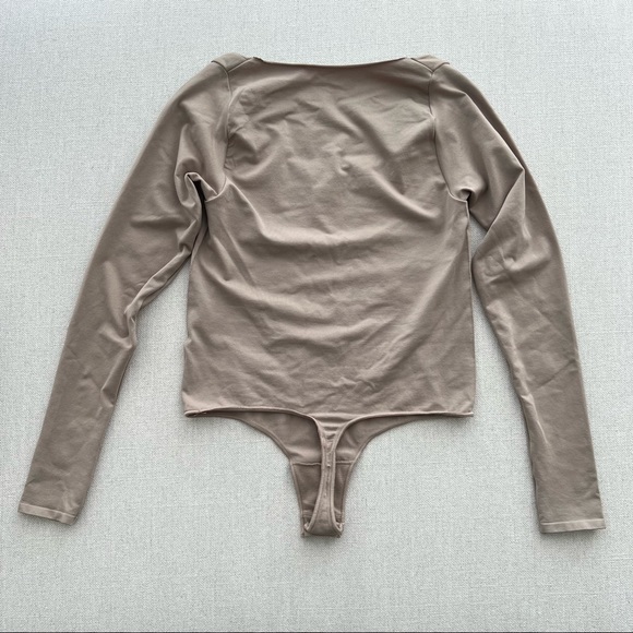 SKIMS Essential Long Sleeve Scoop Neck Bodysuit L/XL Desert - Picture 8 of 12